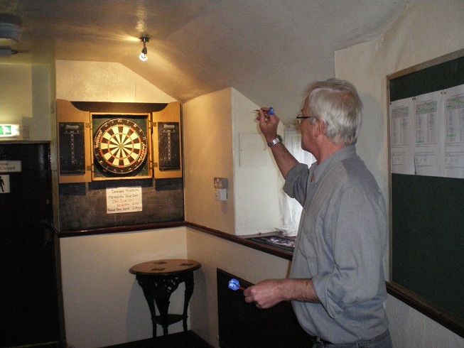 Pieter throws a few darts!